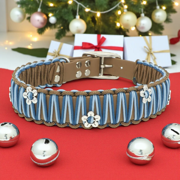 Collier artisanal - BioThane marron & paracorde bleu avec fleurs décoratives